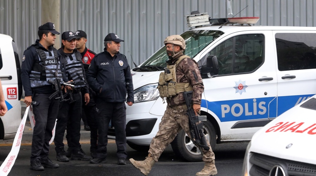 Αστυνομικοί στην Τουρκία δίπλα σε περιπολικό