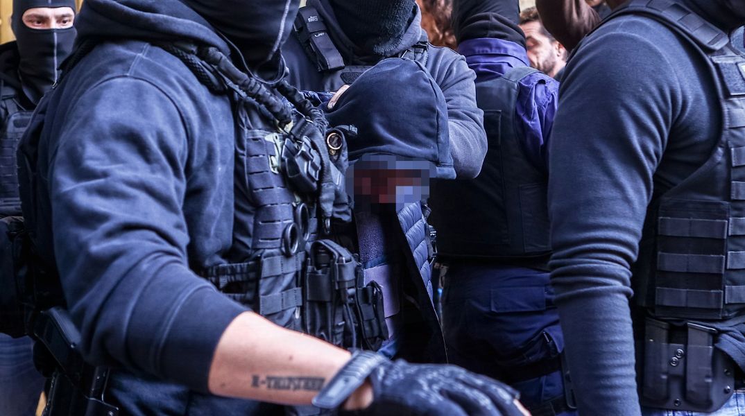 Οι δηλώσεις της μητέρας του νεαρού που πέταξε τη ναυτική φωτοβολίδα και τραυμάτισε τον αστυνομικό