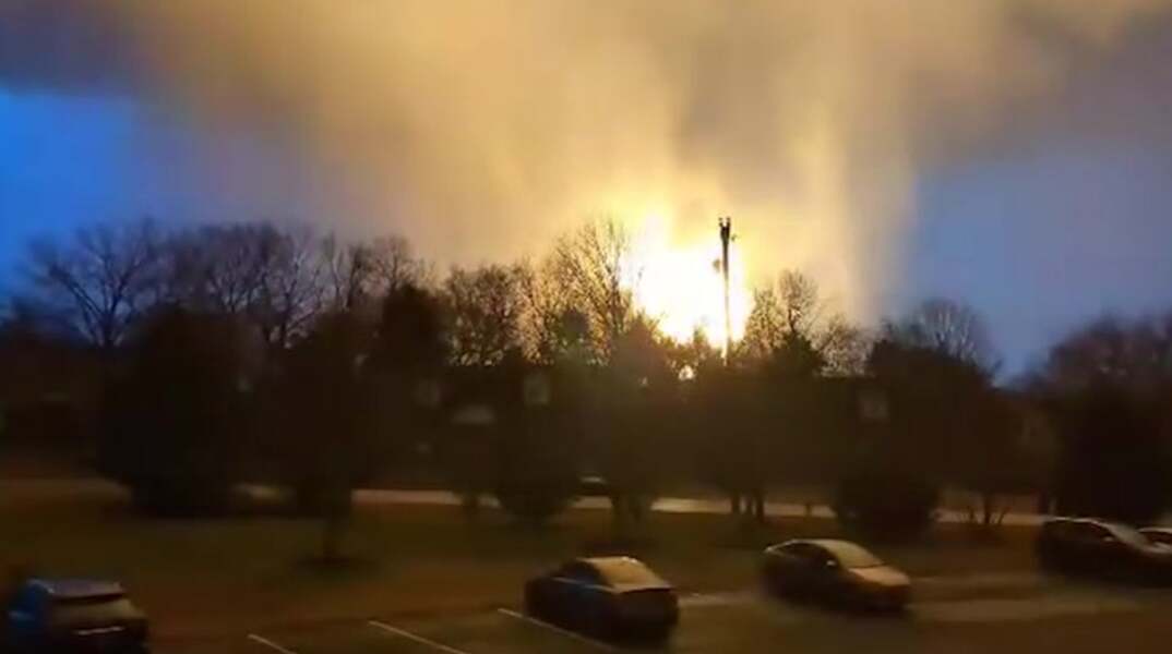 Η στιγμή που funnel cloud προκαλεί έκρηξη στο Τενεσί - Δείτε βίντεο