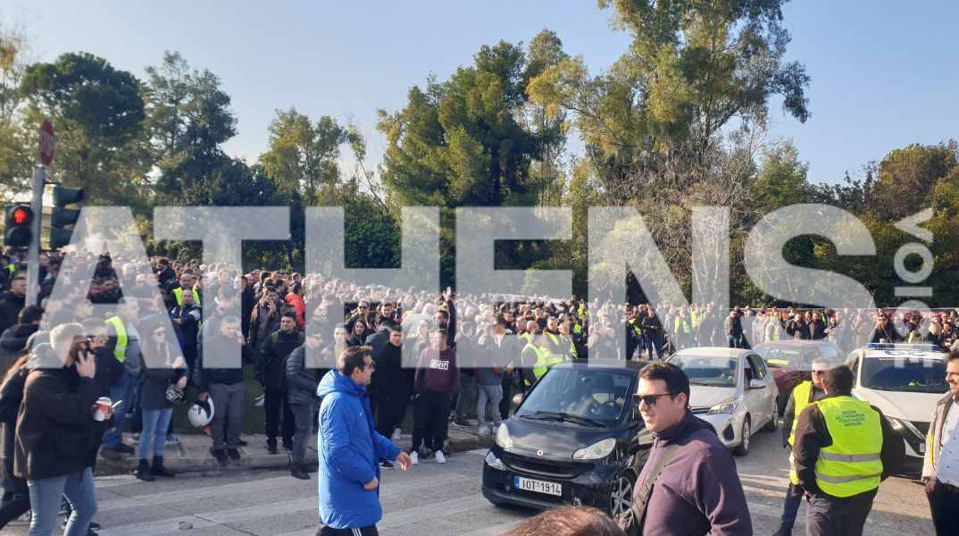 Επεισόδια στου Ρέντη: Συγκέντρωση διαμαρτυρίας από τους αστυνομικούς, για τον τραυματισμό του 31χρονου συναδέλφου τους που χτυπήθηκε από ναυτική φωτοβολίδα.