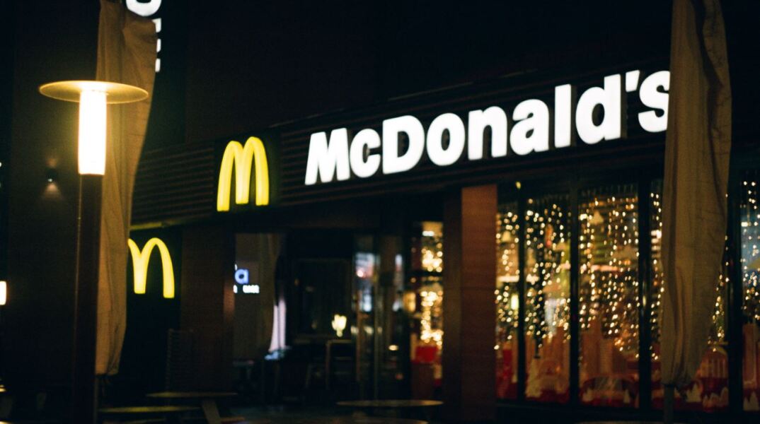 Σάλος με security των McDonald's - Πέταγε νερό σε υπνόσακου άστεγου - Δείτε βίντεο