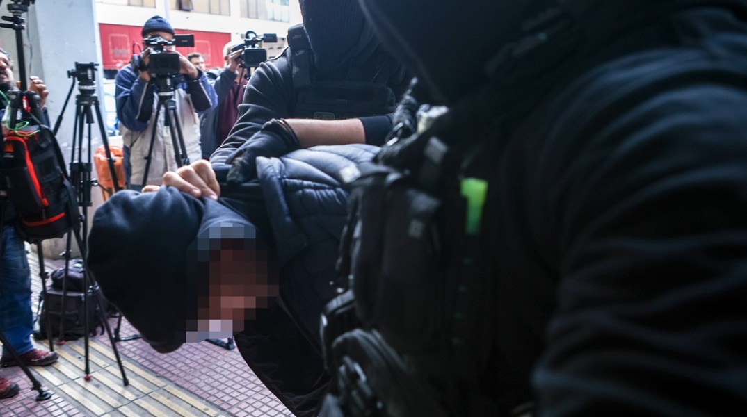 Ο 18χρονος που ομολόγησε ότι πέταξε τη φωτοβολίδα οδηγήθηκε στα δικαστήρια Πειραιά