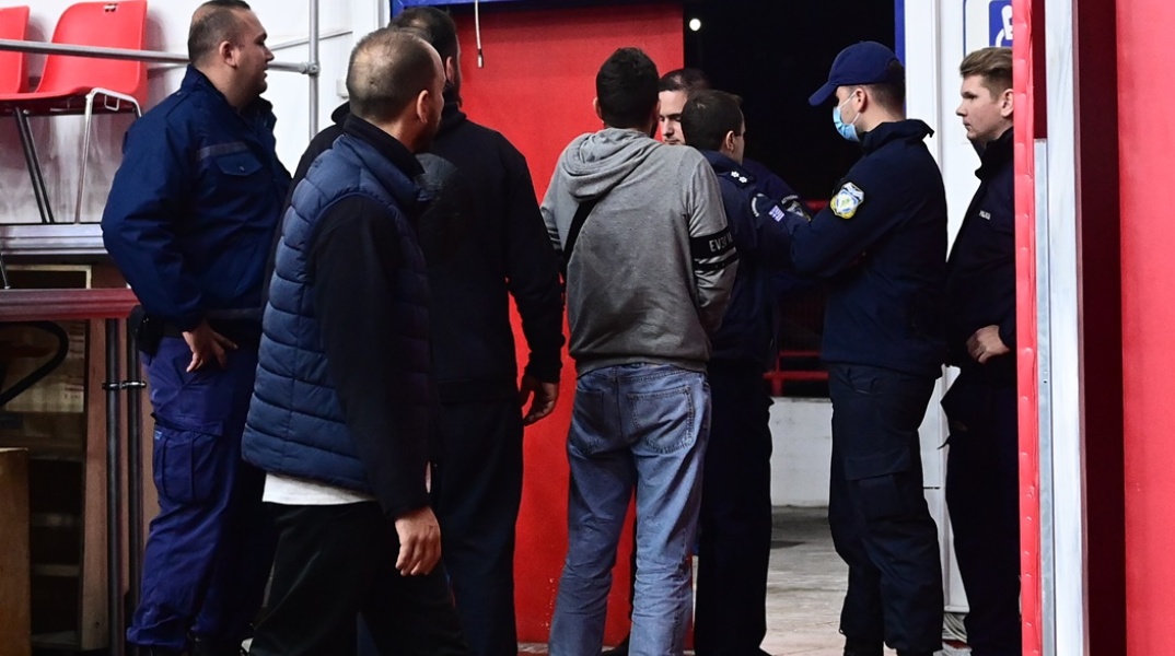 Στιγμιότυπο από τα επεισόδια στο Ρέντη όπου τραυματίστηκε ο 18χρονος