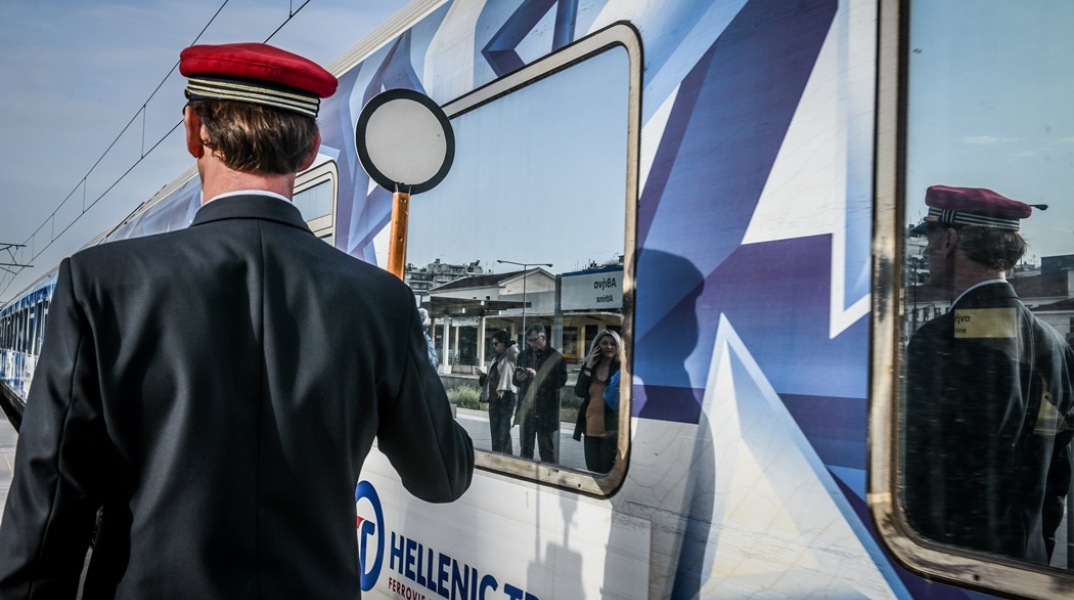 Αναχώρηση τρένου από σταθμό και σταθμάρχης που δίνει το σήμα εκκίνησης