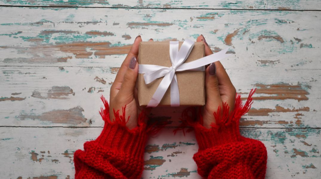 Ποιοι γιορτάζουν σήμερα 13 Δεκεμβρίου; Το εορτολόγιο της Athens Voice σου τους θυμίζει. Μην ξεχάσεις να τους δώσεις τις καλύτερες ευχές σου!