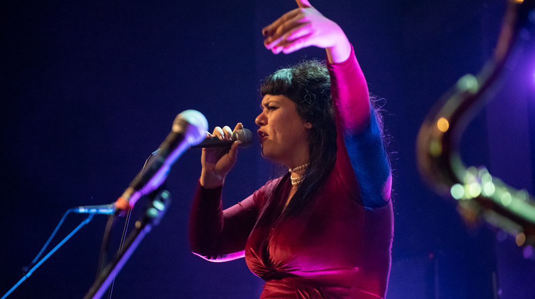 Η Billie Supernatural αναστατώνει τη σκηνή του Faust