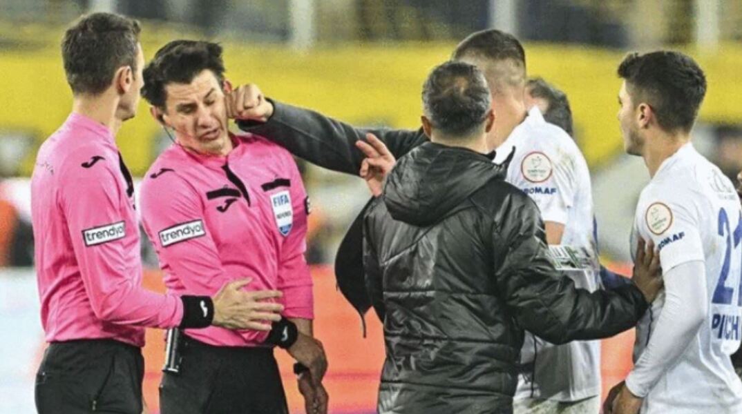 Ο πρόεδρος της Ανκαραγκιουτσού στην Τουρκία έριξε μπουνιά σε διαιτητή - Δείτε βίντεο