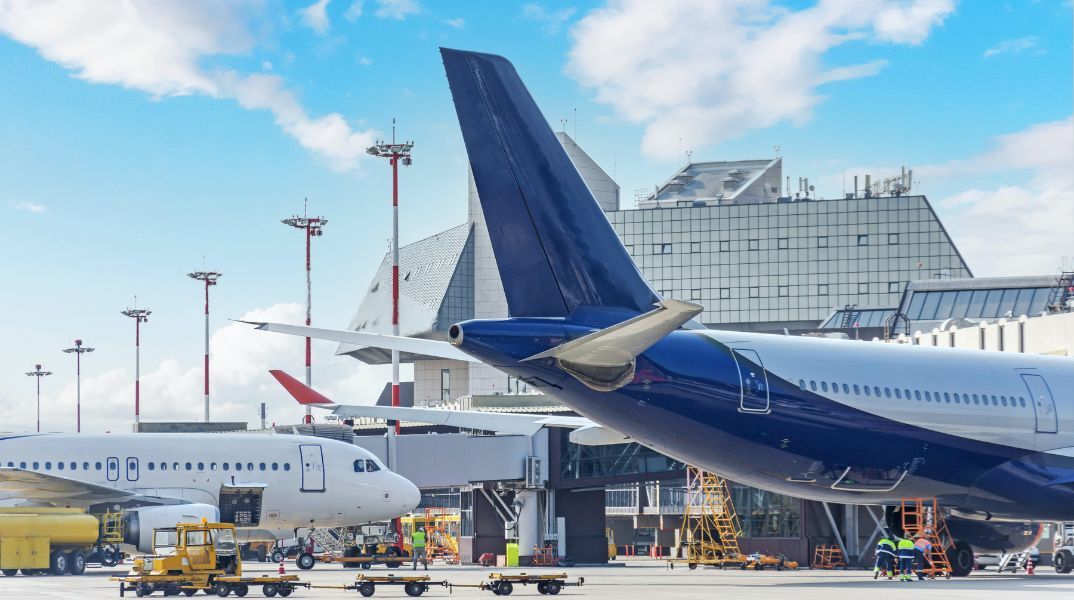 Υπό κράτηση τέθηκε άνδρας που πέταξε από την Κοπεγχάγη στο Λος Άντζελες χωρίς διαβατήριο ή εισιτήριο - Αντιμετωπίζει κατηγορίες κακουργήματος.