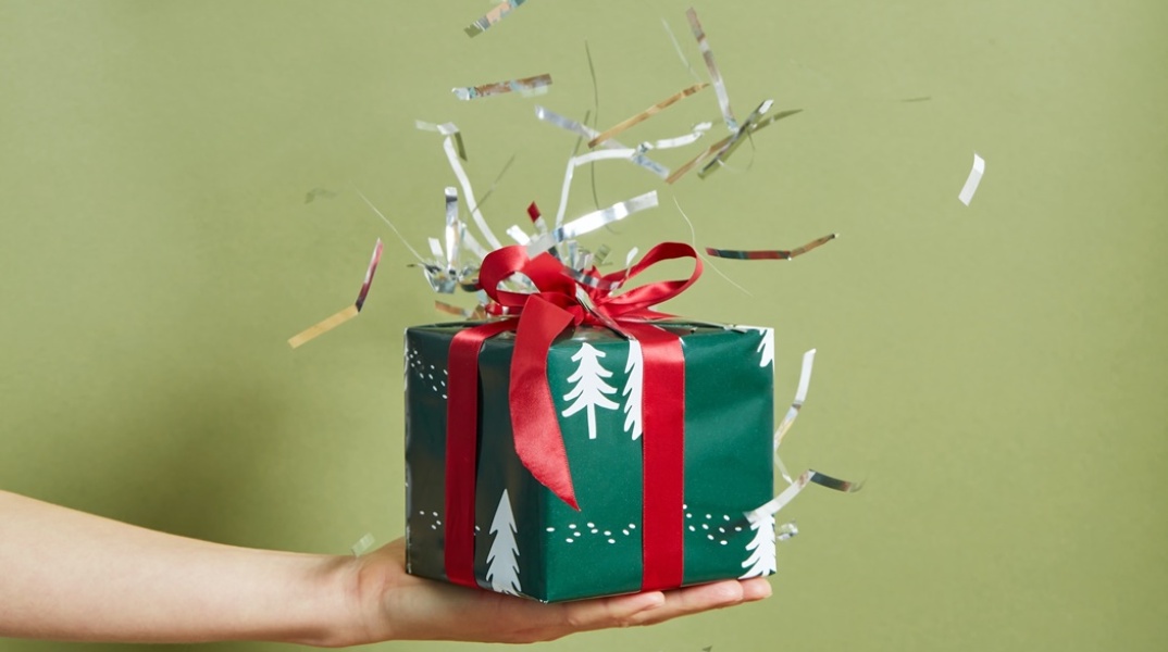Δώρο σε χριστουγεννιάτικο περιτύλιγμα