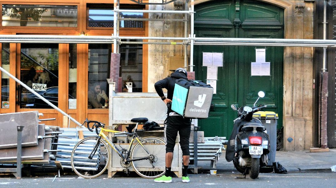 Η Ευρωπαϊκή Ένωση βελτιώνει τα δικαιώματα των εργαζομένων στις ψηφιακές πλατφόρμες - Υπολογίζονται σε 5,5 εκατομμύρια - Το περιεχόμενο της φιλόδοξης νομοθεσίας.