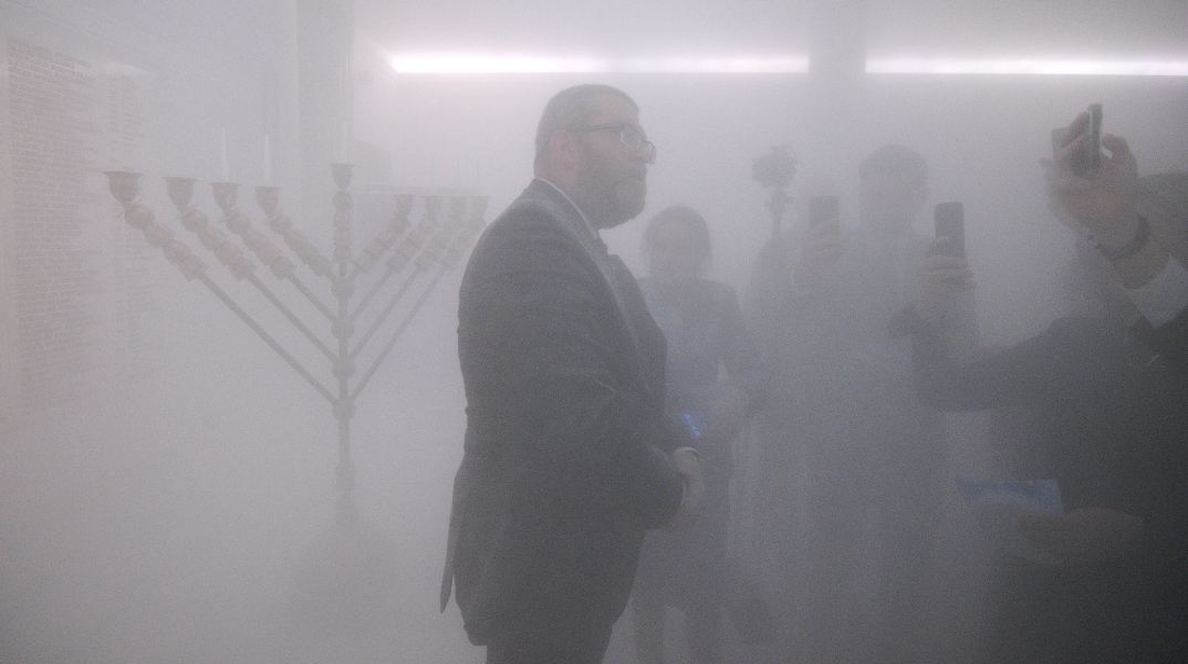 Πολωνία: Ακροδεξιός βουλευτής έσβησε με πυροσβεστήρα στη Βουλή τα κεριά για το Χανουκά - Αντιδράσεις μετά την αντισημιτική επίθεση.