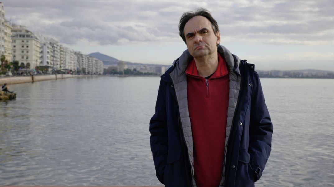 Βασίλης Βαμβακάς: Συνέντευξη με τον συγγραφέα του βιβλίου «Το εκκρεμές. Πολιτική, κουλτούρα και κοινωνία στην Ελλάδα των διαρκών κρίσεων» (εκδόσεις Archive)