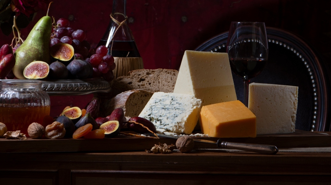 Τυριά και κρασί σε πλατό