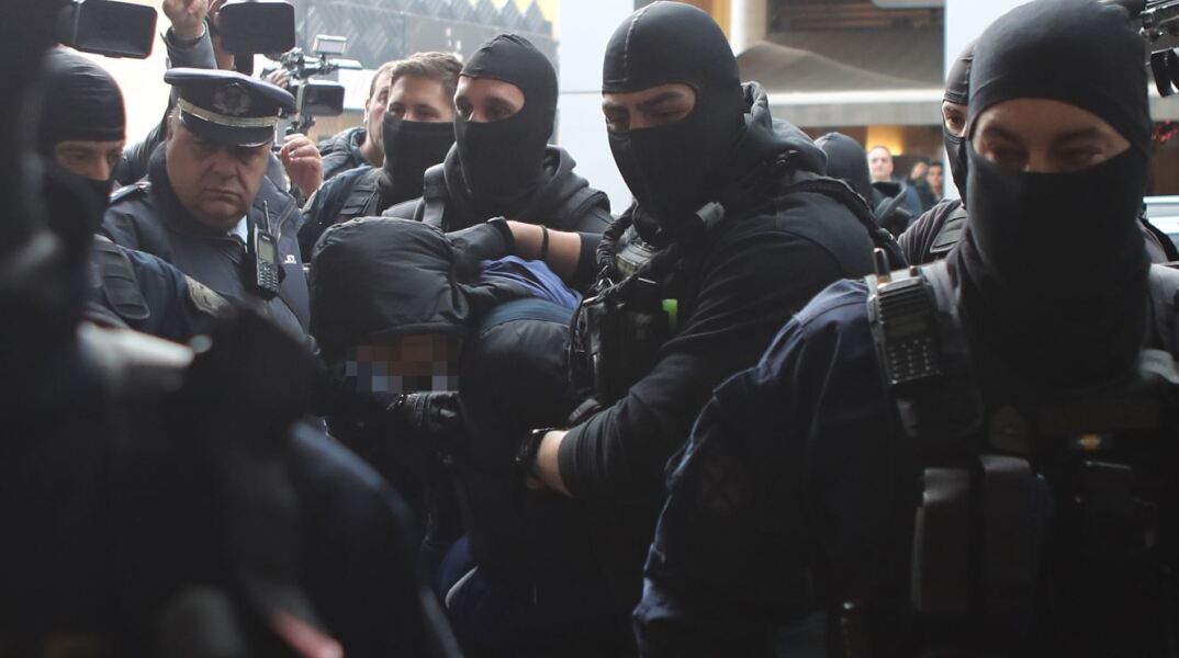 Απολογήθηκε ο 18χρονος που ομολόγησε πως έριξε τη φωτοβολίδα που τραυμάτισε τον 31χρονο αστυνομικό στο Ρέντη