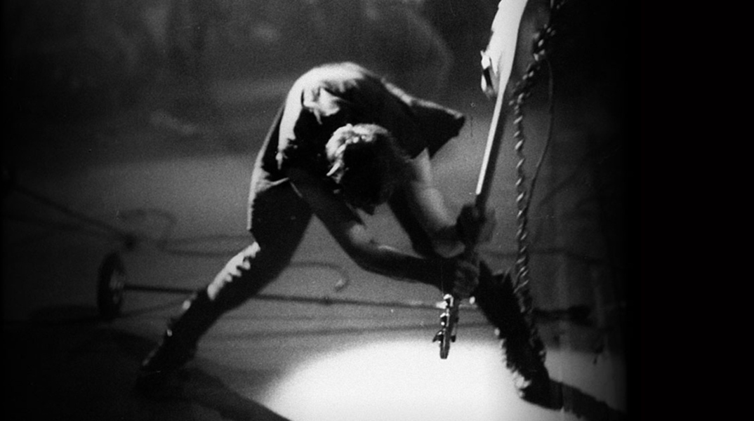 London Calling: Η ιστορία πίσω από τη φωτογραφία της Pennie Smith που έγινε εξώφυλλο στο άλμπουμ των The Clash - Το σπασμένο μπάσο του Paul Simonon.