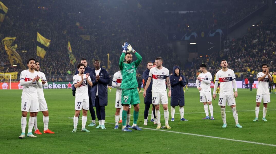 Οι παίκτες της Παρί Σεν Ζερμέν μετά την ισοπαλία με τη Ντόρτμουντ