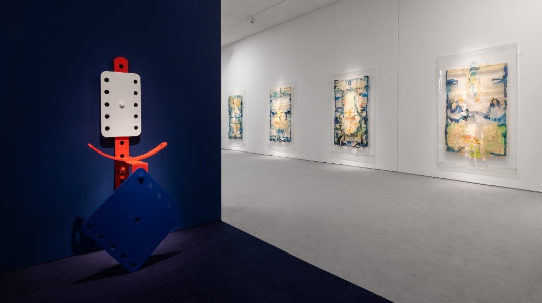 Άποψη της έκθεσης "Η αναζήτηση της ευτυχίας για όσους περισσότερους γίνεται. Χρύσα Ρωμανού" στο ΕΜΣΤ