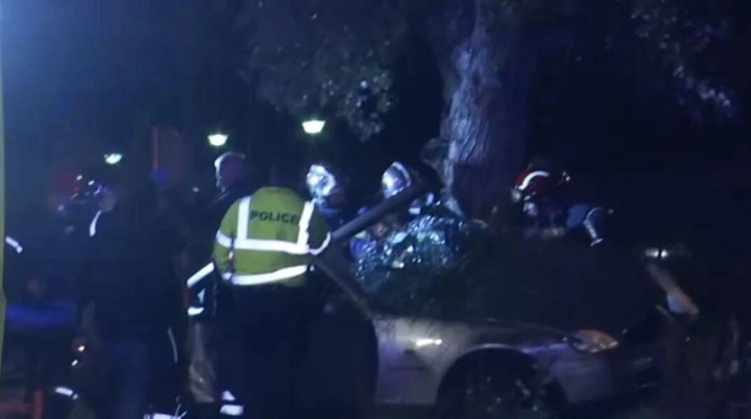 Τροχαίο στον Άγιο Κοσμά τα ξημερώματα - Αυτοκίνητο έπεσε πάνω σε δέντρο