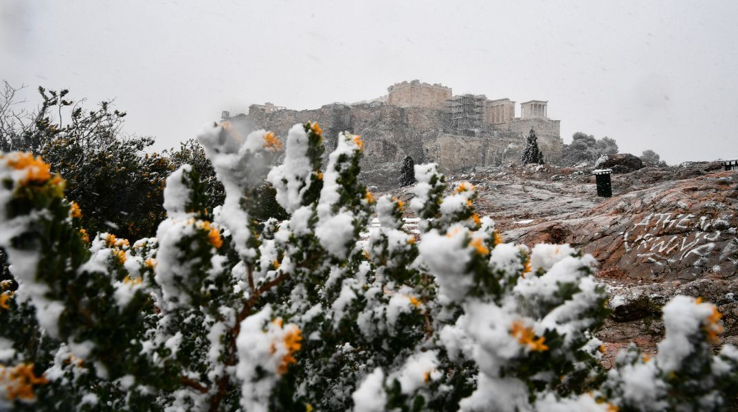 Έκτακτο δελτίο επιδείνωσης καιρού: Υποχωρεί κατά 6 με 8 βαθμούς η θερμοκρασία - Σε ποιες περιοχές της χώρας θα εκδηλωθούν καταιγίδες και χιόνια.