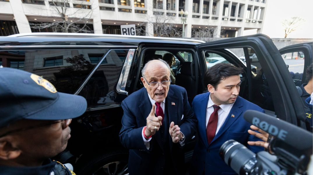 ΗΠΑ: Αποζημίωση 148 εκατ. δολαρίων καλείται να πληρώσει ο Ρούντι Τζουλιάνι - Κατηγόρησε δύο γυναίκες ότι νόθευσαν το αποτέλεσμα των εκλογών του 2020.