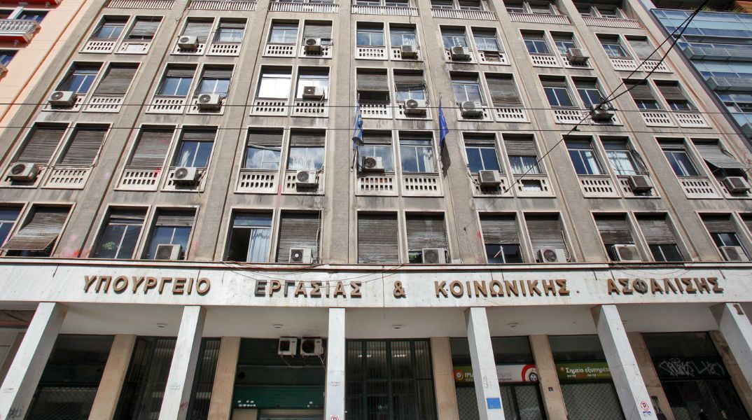 Υπουργείο Εργασίας & Κοινωνικής Ασφάλισης: Η τροπολογία για τους αλλοδαπούς εργάτες μέσα από 17 ερωτήσεις και απαντήσεις.