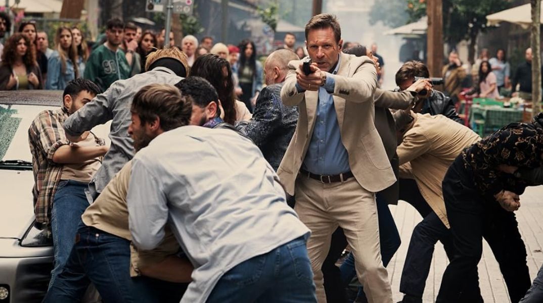 «The Bricklayer»: Το τρέιλερ της ταινίας με γυρίσματα στη Θεσσαλονίκη - Πρωταγωνιστής ο Άαρον Έκχαρτ, σκηνοθετεί ο δημιουργός του «Die Hard 2».