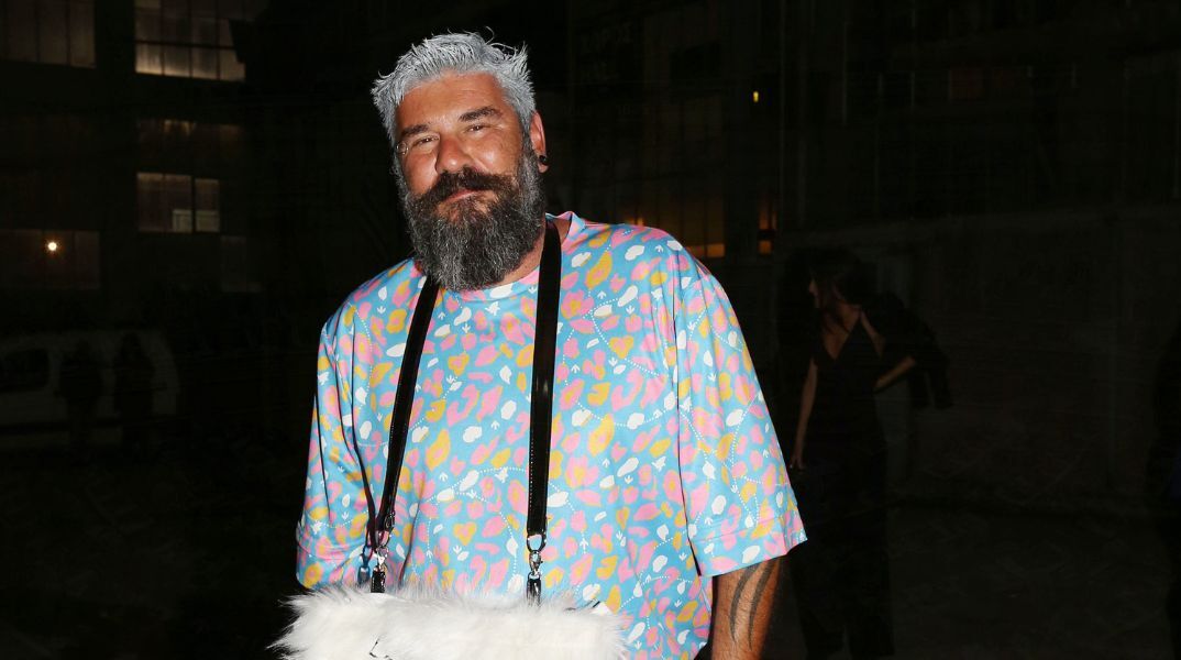 Τόλης Σκουλαριώτης: Θλίψη έχει σκορπίσει η είδηση του θανάτου του γνωστού σχεδιαστή