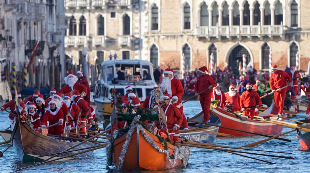 Βενετία: Αϊ-Βασίληδες αφήνουν τα έλκηθρα για τις γόνδολες στην παραδοσιακή χριστουγεννιάτικη ρεγκάτα 