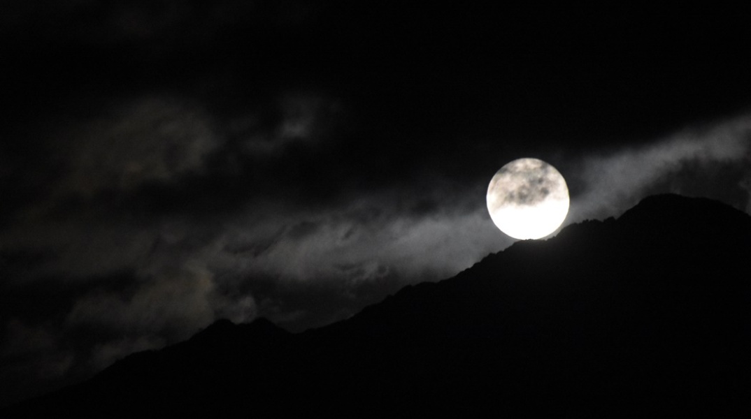 Πανσέληνος Δεκεμβρίου πίσω από τα σύννεφα