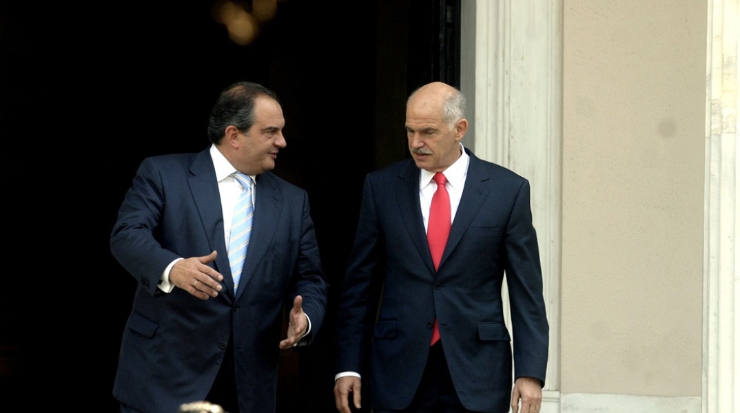 Οι πρώην πρωθυπουργοί Κώστας Καραμανλής (αριστερά) και Γιώργος Παπανδρέου (δεξιά) και η σημερινή κόντρα για τη χρεοκοπία της Ελλάδας