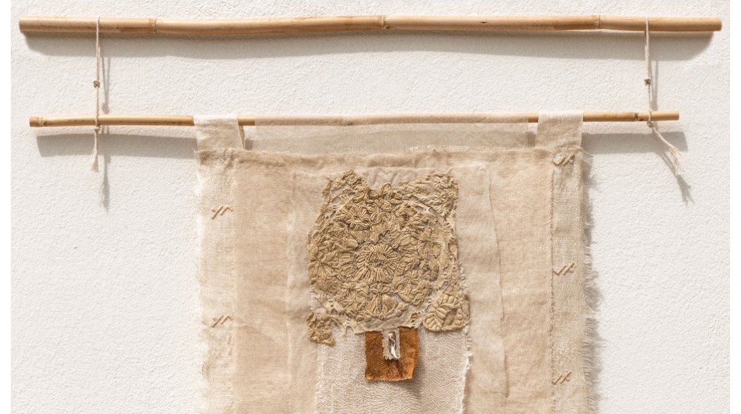 Η δαντέλα, 2023 της Ειρήνης Γκόνου. Βαμβακερή γάζα, τουλπάνι, μεταξωτό νήμα, καλάμι (45x50εκ.) 