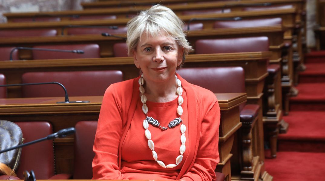 ΣΥΡΙΖΑ - Έλενα Ακρίτα: Η ροζ σημαία και οι κυβερνητικοί υποτελείς στον κ. Νατσιό - Κριτική εναντίον της κυβέρνησης για την απόσυρση του εκθέματος.