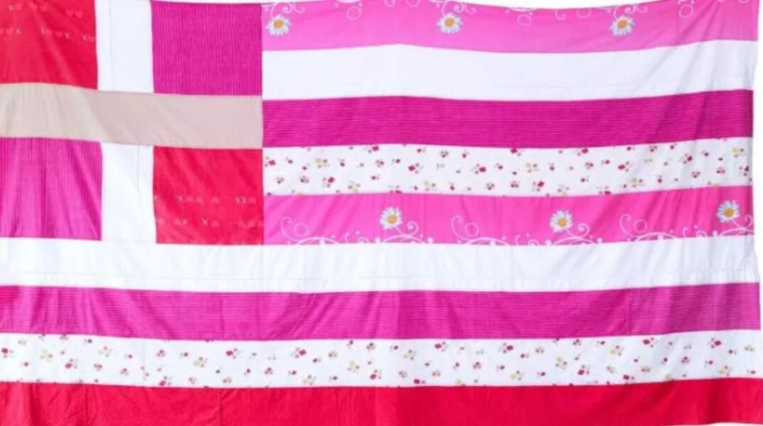 Ενόχλησε η ελληνική ροζ σημαία σε έκθεση του προξενείου της Νέας Υόρκης και αποσύρθηκε 