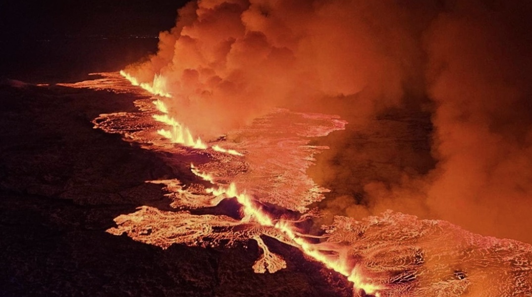 Λάβα ξεχύνεται μετά την έκρηξη του ηφαιστείου στο Grindavik της Ισλανδίας