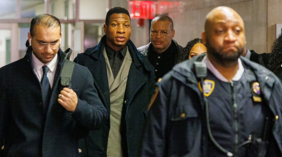 Τζόναθαν Μέιτζορς: Δικαστήριο της Νέας Υόρκης έκρινε τον ηθοποιό για βιαιοπραγία εναντίον της πρώην συντρόφου του - Το χρονικό των καταγγελιών.