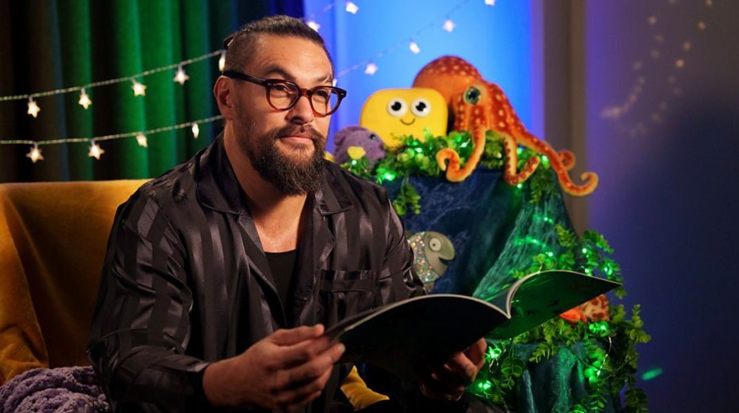 Ο Τζέισον Μομόα διαβάζει ιστορία για παιδιά στη σειρά «CBeebies Bedtime Story» στο κανάλι του BBC - Τι δήλωσε για τη συμμετοχή του ο σταρ του «Aquaman».