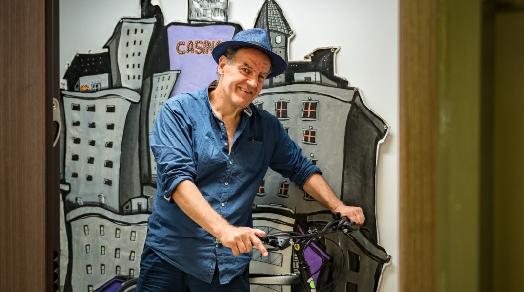 Συνέντευξη με τον συγγραφέα και δημοσιογράφο Δημήτρη Φύσσα για την επανακυκλοφορία του βιβλίου «Αυστηρώς ακατάλληλον», για τα τσοντάδικα της Αθήνας