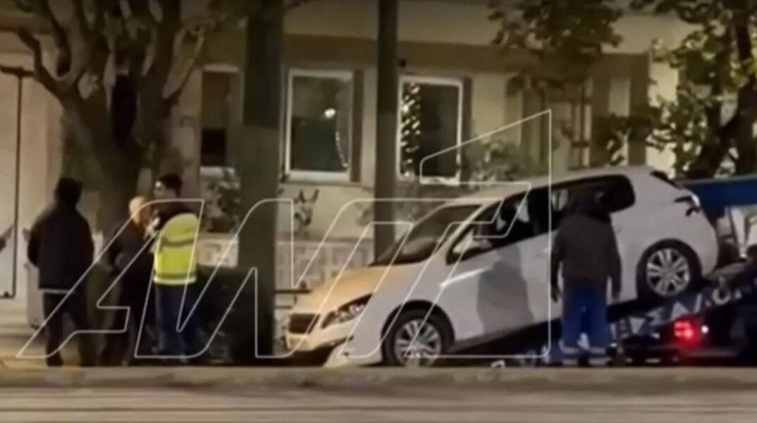 Τροχαίο τα ξημερώματα κοντά στη Βουλή - Αυτοκίνητο χτύπησε πάνω σε περίπτερο