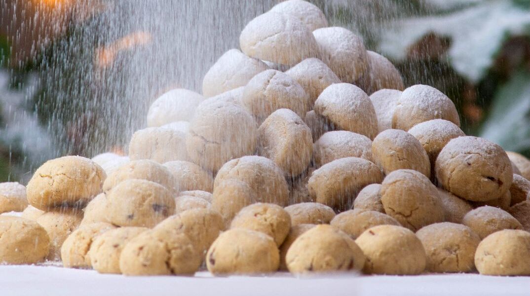 Κουραμπιέδες με καραμελωμένα αμύγδαλα