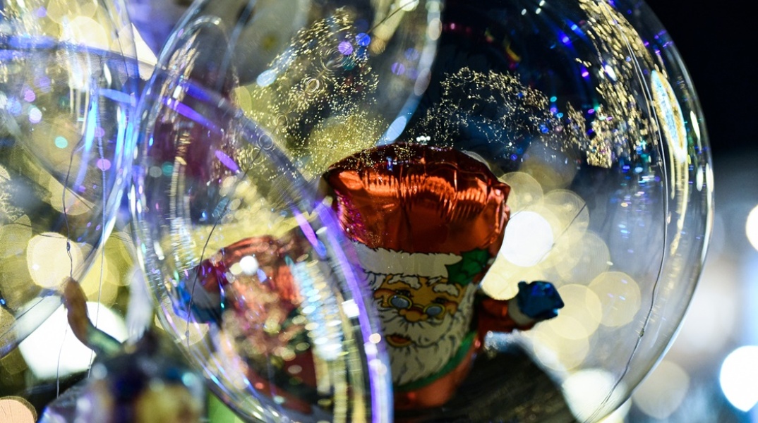 Μπαλόνι που έχει μέσα φιγούρα του Άγιου Βασίλη - Εικόνα που παραπέμπει σε Χριστούγεννα και εορταστικό ωράριο στην αγορά