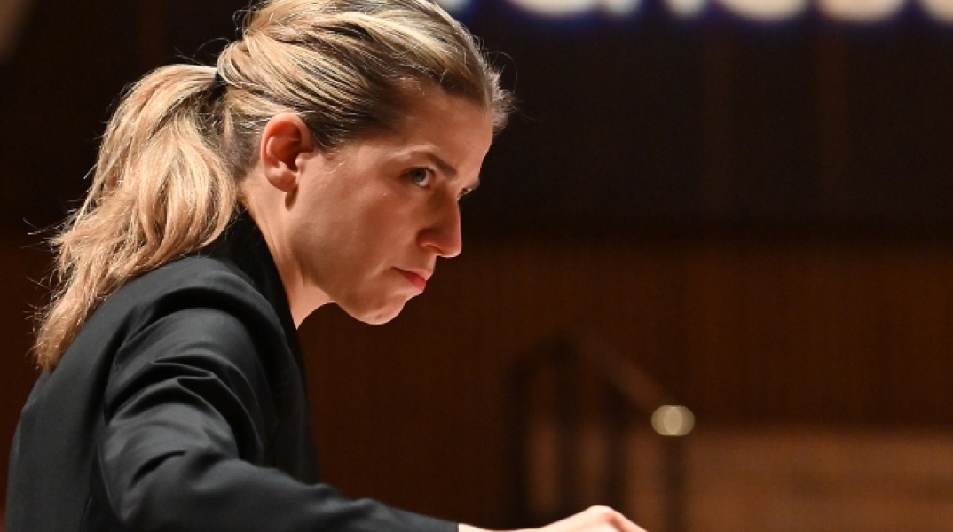 Η Carina Kanellakis διευθύνει την Φιλαρμονική του Λονδίνου