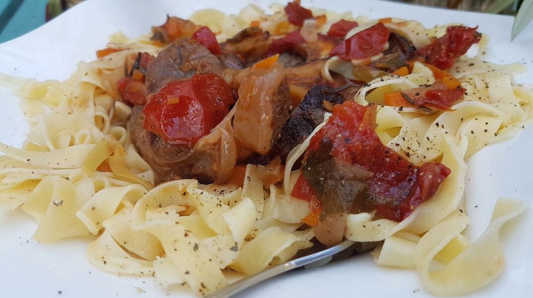 Oσομπούκο με ντοματο-πορτοκαλένια σάλτσα