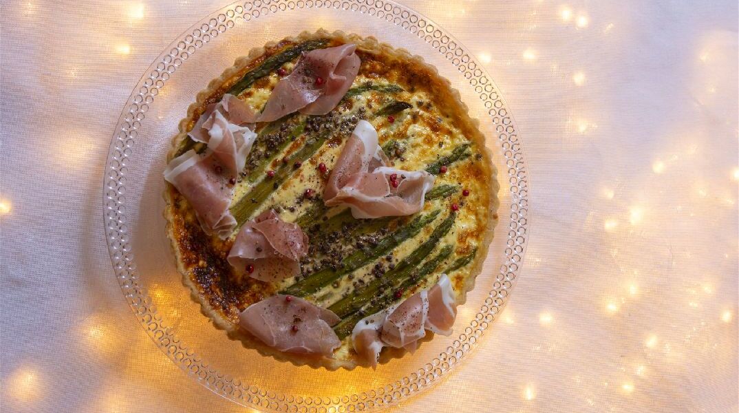 Κις Λορέν με μοτσαρέλα, σπαράγγια και προσούτο