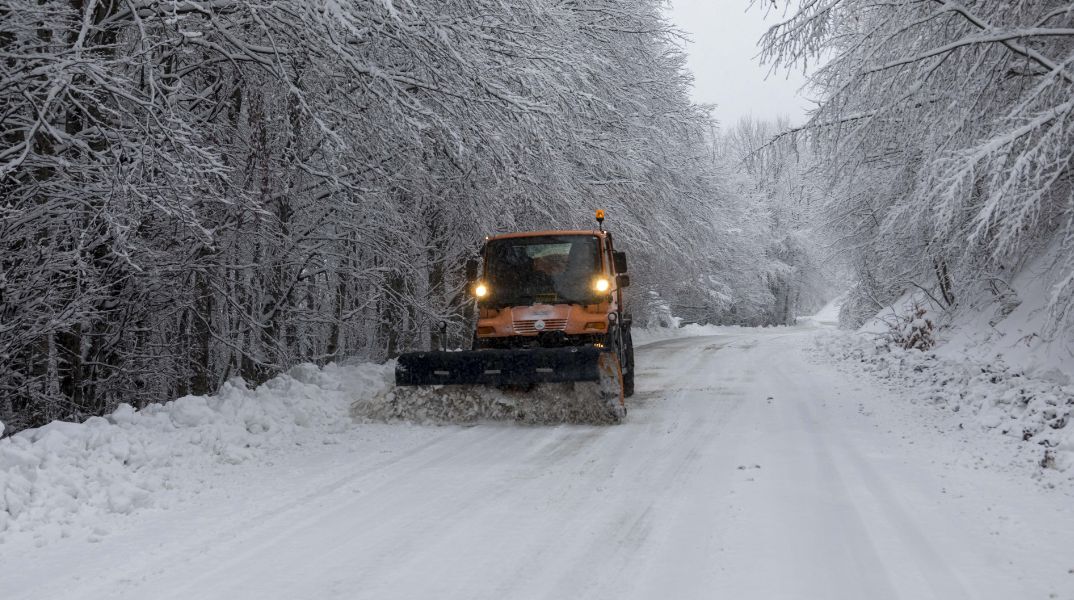 Βασίλης Κικίλιας: Σύσκεψη στην Πολιτική Προστασία με τους ιδιοκτήτες μηχανημάτων - Τι θα γίνει σε περίπτωση βαριάς χιονόπτωσης στην Αττική.