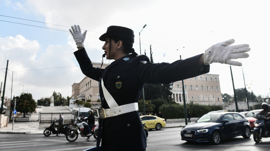 Τροχονόμος στο ειδικό βήμα που στήνεται τα Χριστούγεννα σε δρόμους εθιμοτυπικά