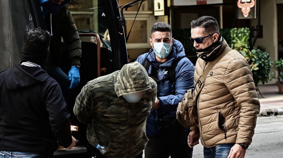 Κύκλωμα διακίνησης ναρκωτικών ουσιών: Προσωρινά κρατούμενοι οι 10 συλληφθέντες, μεταξύ των οποίων και οι δύο λιμενικοί που κατηγορούνται για εμπλοκή.