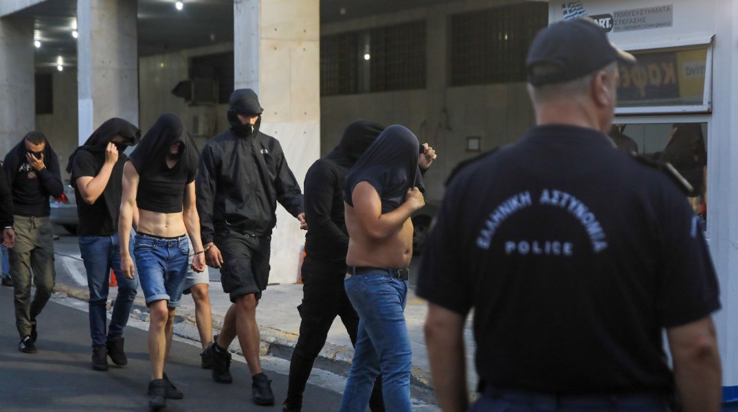 Δολοφονία Μιχάλη Κατσουρή: Εκτός φυλακής οι κατηγορούμενοι για τα επεισόδια στη Νέα Φιλαδέλφεια - Ελεύθεροι 102 Κροάτες, δύο Έλληνες και ένας Αλβανός.