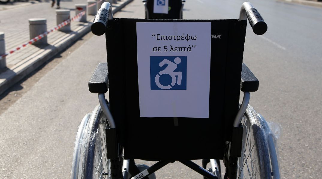 Λαμία: Οδηγός χτύπησε δημοτικό αστυνομικό - Αντέδρασε βίαια όταν δέχθηκε κλήση για παρκάρισμα σε διάβαση αναπήρων - Το χρονικό του επεισοδίου.