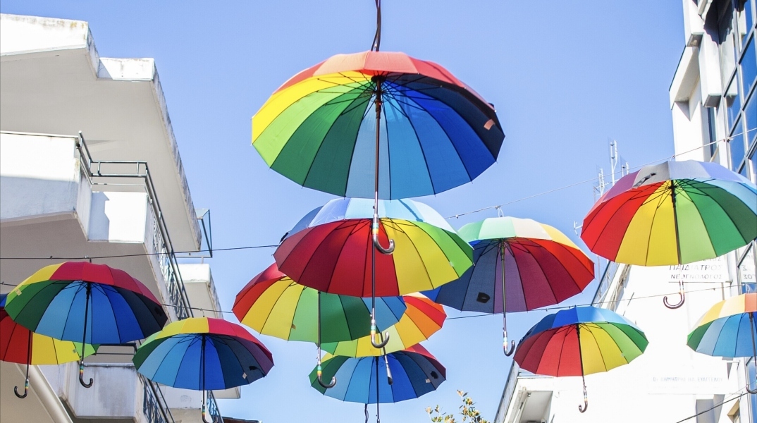Οι αιωρούμενες ομπρέλες στα Τρίκαλα  που κλέβουν τις εντυπώσεις  