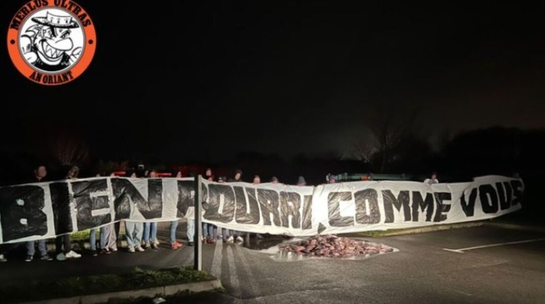 Οργανωμένοι της Λοριάν πέταξαν 400 κιλά νεκρά ψάρια σε ένδειξη διαμαρτυρίας